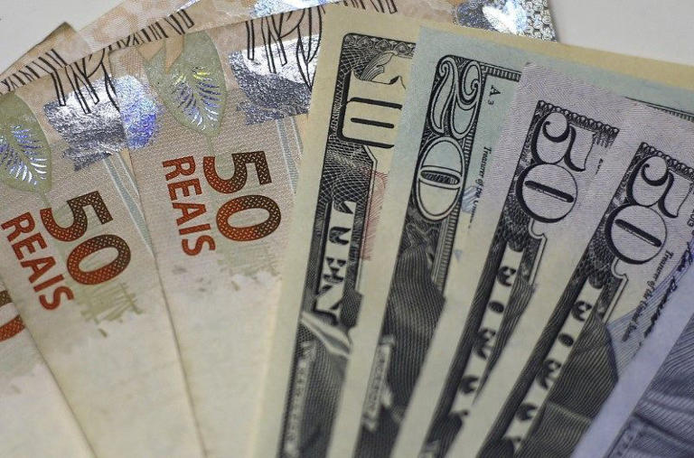Dólar sobe e Bolsa cai com mercado à espera de dados de inflação do Brasil e dos EUA