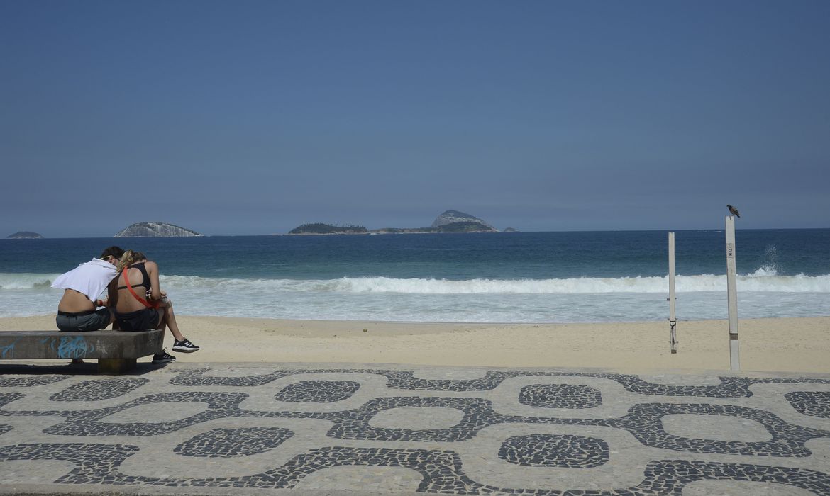 Restrições sanitárias e tempo ruim afastam cariocas das praias