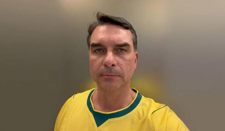 Flávio Bolsonaro deixa estádio de futebol às pressas após vaias: "Cadê Vorcaro?"