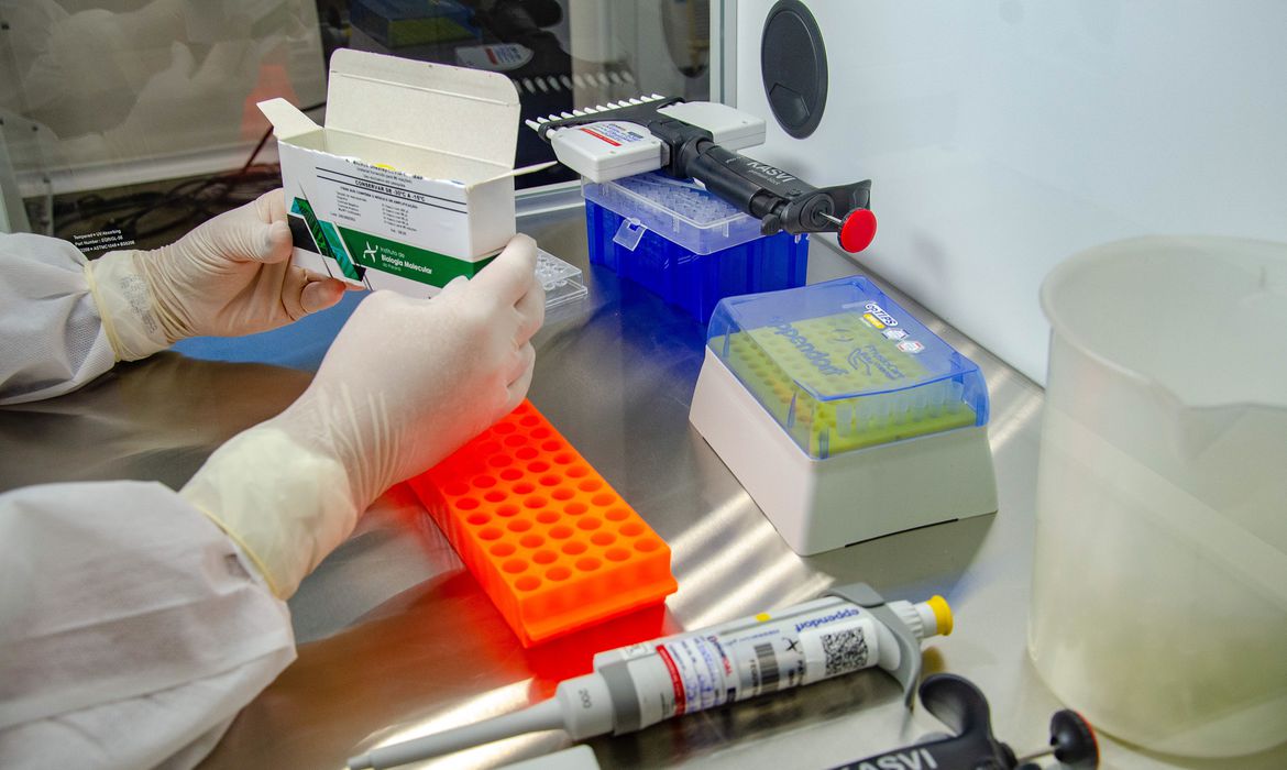 Testes da vacina conra covid-19 de Oxford e AstraZeneca serão retomados...