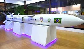 Míssil brasileiro de longo alcance está em fase final, diz ministro
