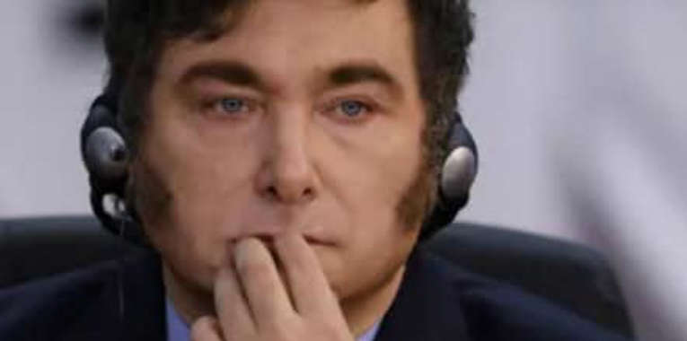 Milei é alvo de denúncia após usar dinheiro para apoiar Flávio Bolsonaro