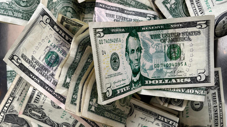 Guerra no Irã testa a supremacia do dólar e reconfigura o sistema financeiro internacional