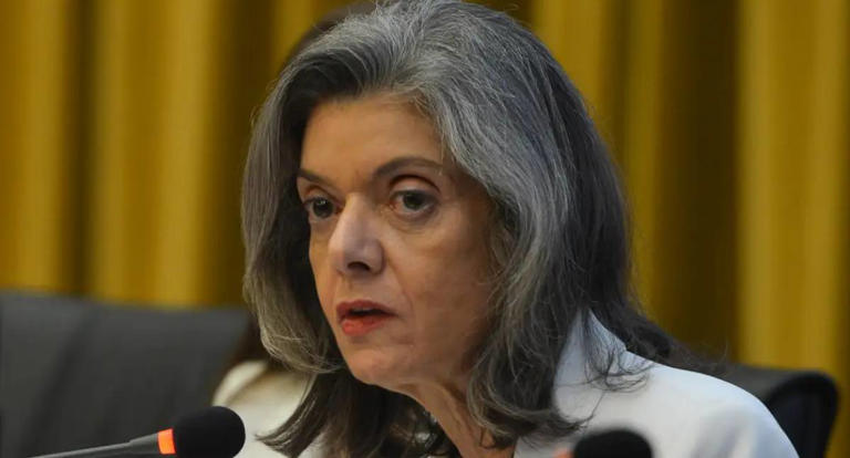 Cármen Lúcia vota contra gratificação para inativos do INSS