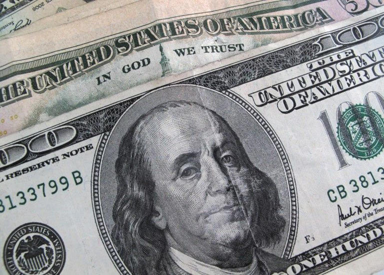 Dólar recua na abertura à espera de inflação do Brasil e dados dos EUA
