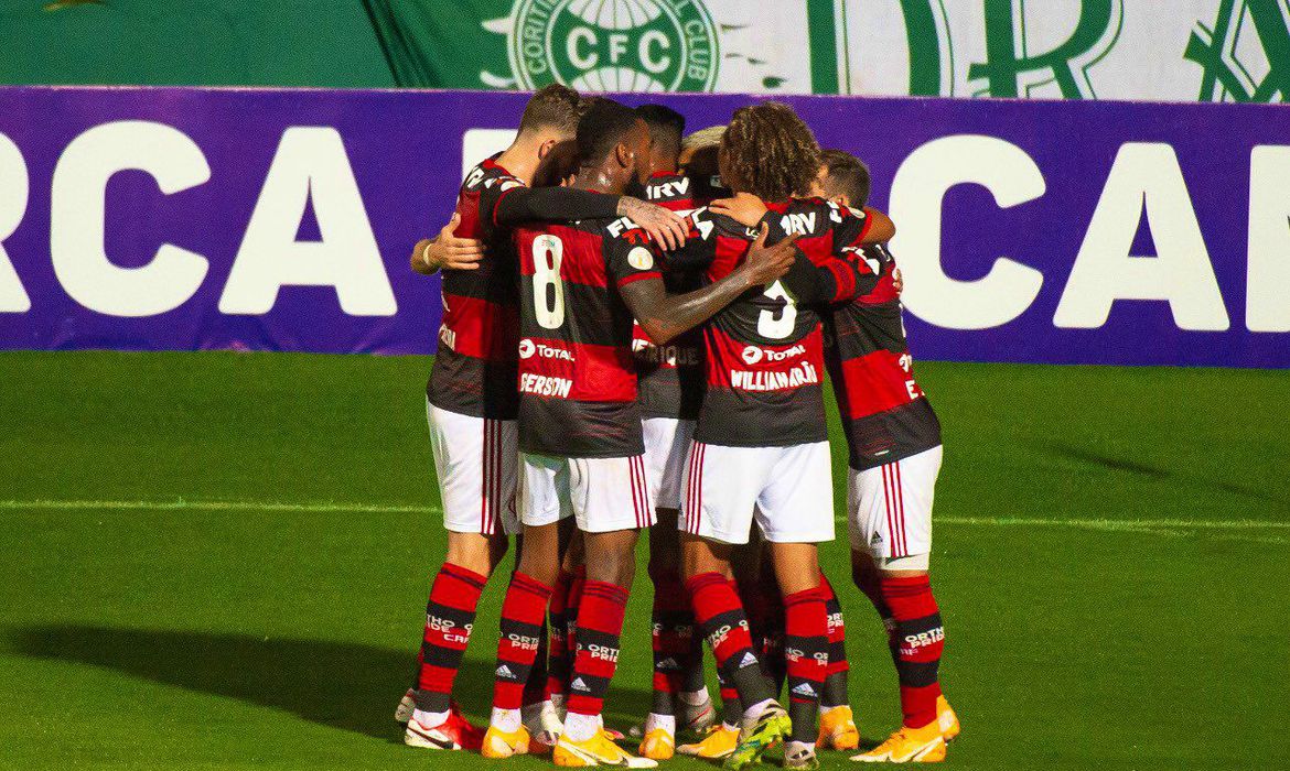 Flamengo vence Coritiba e marca primeiros três pontos no campeonato Brasileiro