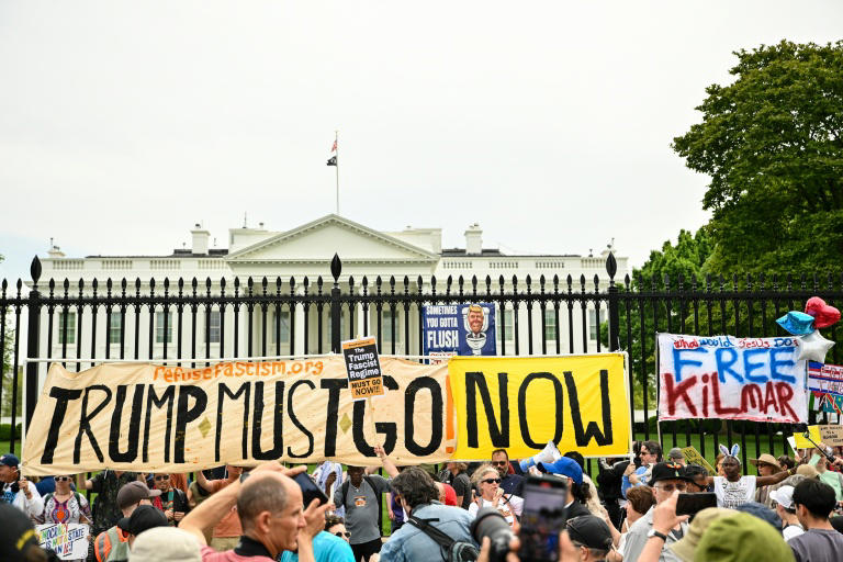 Milhares saem às ruas nos EUA em nova onda de protestos contra Trump