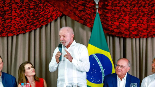 Lula reforça pacote de bondades e zera tributos da gasolina a 16 dias do segundo turno