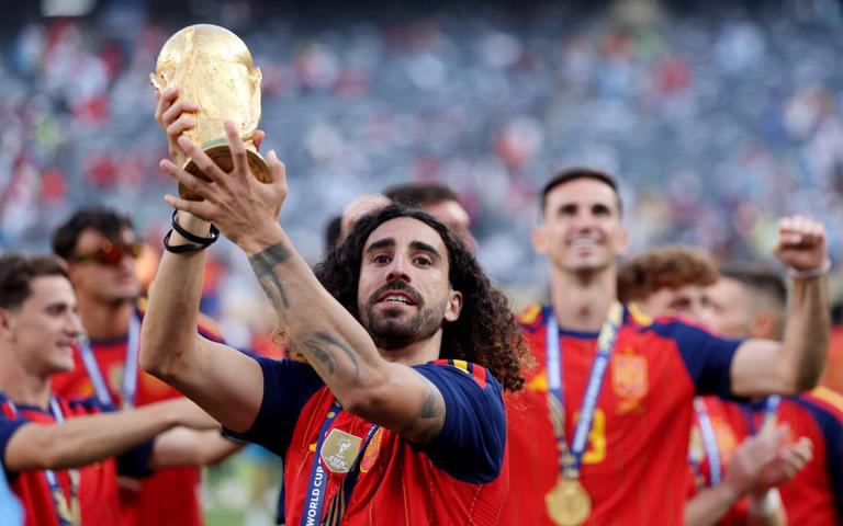 Atitude de Cucurella com taça da Copa do Mundo viraliza; veja