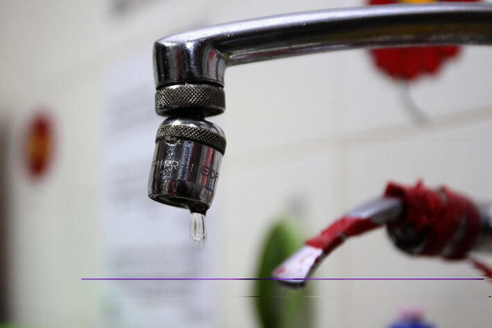 É descaso, diz moradora que tomou banho frio de caneca por dias; falta de água e energia afeta SP