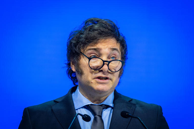 Fernández chama Milei de “energúmeno” após crise entre Brasil e Argentina