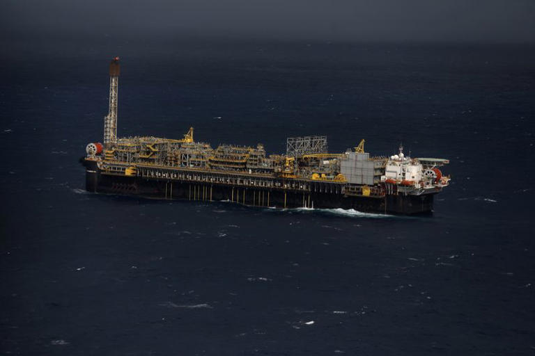 Governo decide prorrogar imposto de exportação sobre petróleo com alíquota de 12%