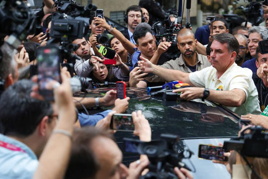 Está decretado o fim da era do PT, diz Flávio Bolsonaro ao celebrar resultado do primeiro turno