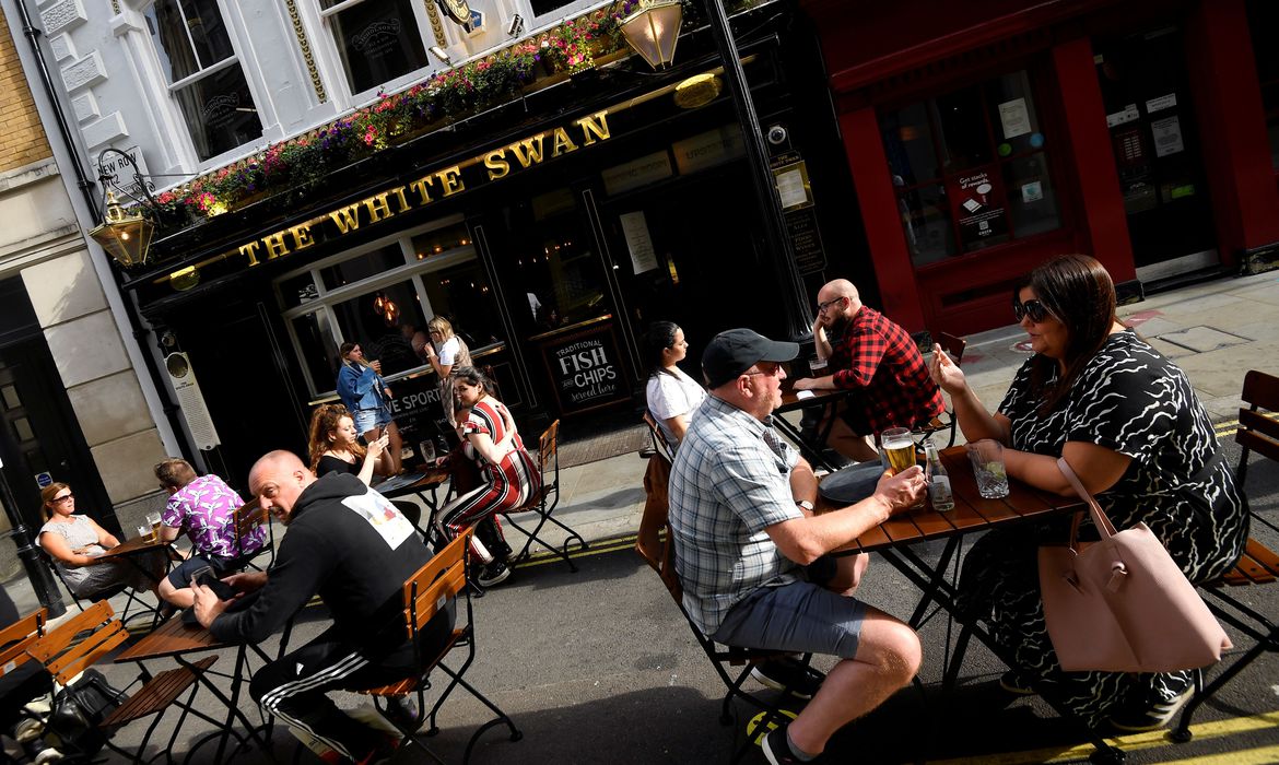 Manifestantes antilockdown protestam em Londres