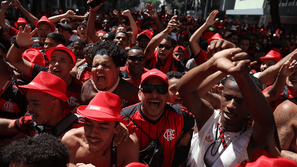 Festa do tetra da Libertadores do Flamengo acaba em confusão no Centro do Rio