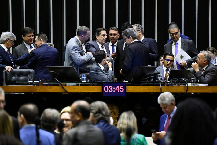 Câmara enfrenta STF e aprova texto para tentar barrar ação contra Bolsonaro e acusados de golpe
