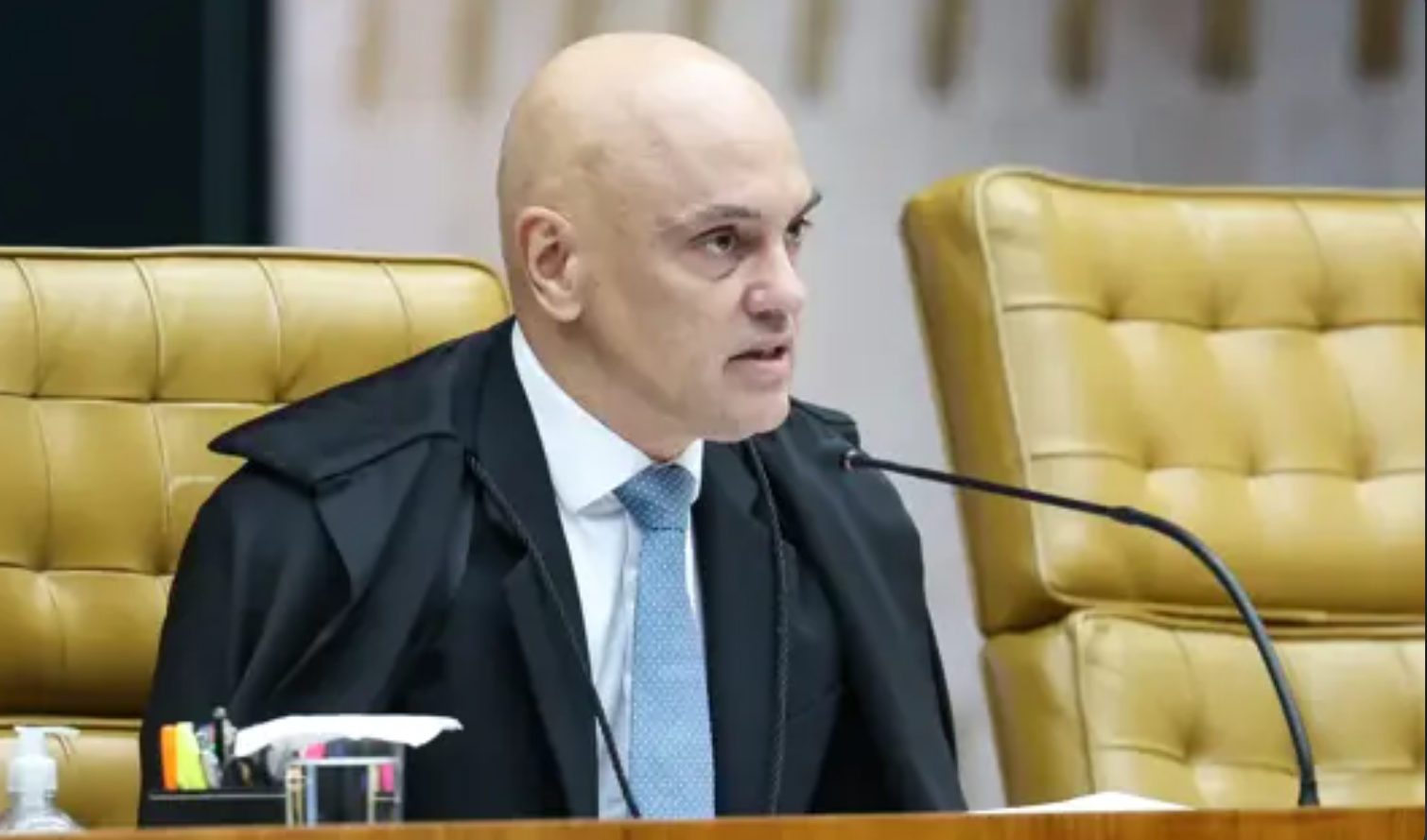 Moraes manda expedir mandado de prisão contra Eduardo Bolsonaro e cancela passaportes