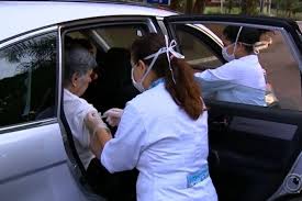 São Paulo retoma sistema drive-thru e vacina público de 65 e 66 anos