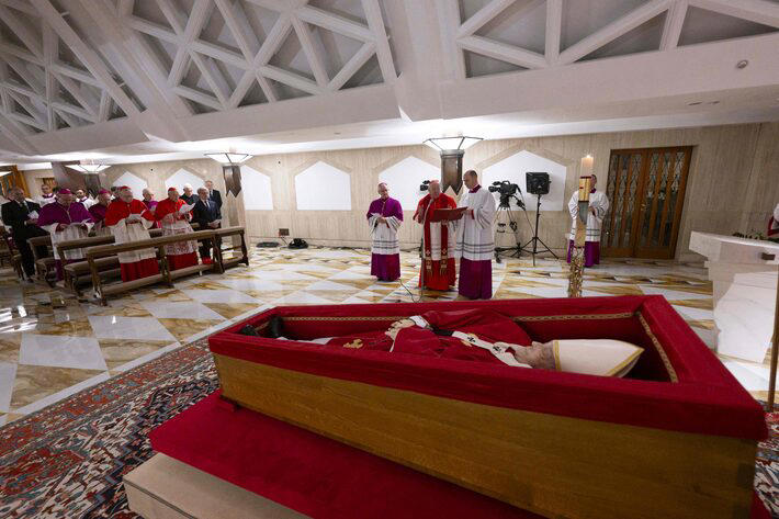 Vaticano divulga imagens do corpo do papa Francisco em caixão