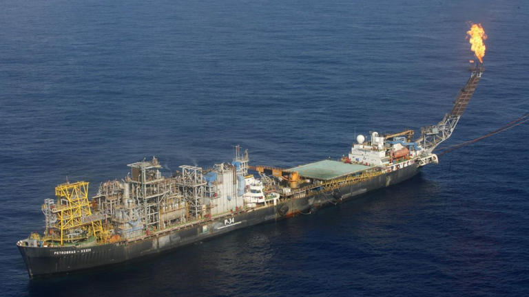 Petróleo cai com temor por tarifas de Trump e aumento dos estoques nos EUA