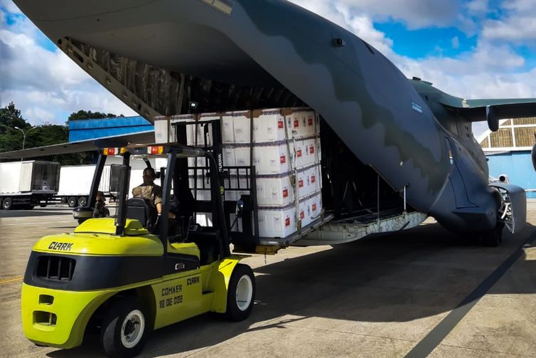 .Aviões da FAB iniciam distribuição de vacinas aos estados