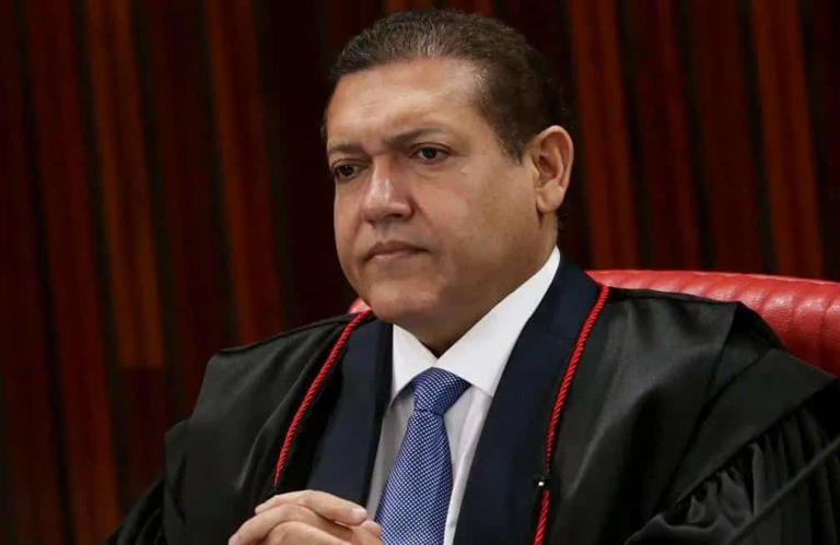 TSE impõe derrota a Nunes Marques e reverte decisão favorável a Flávio Bolsonaro