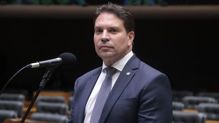 Câmara comunica STF sobre suspensão de ação contra Ramagem