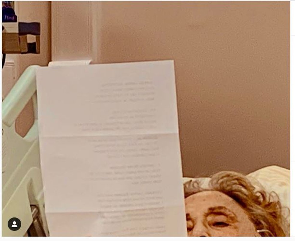 Eva Wilma estuda texto de novo filme em UTI de Hospital de SP