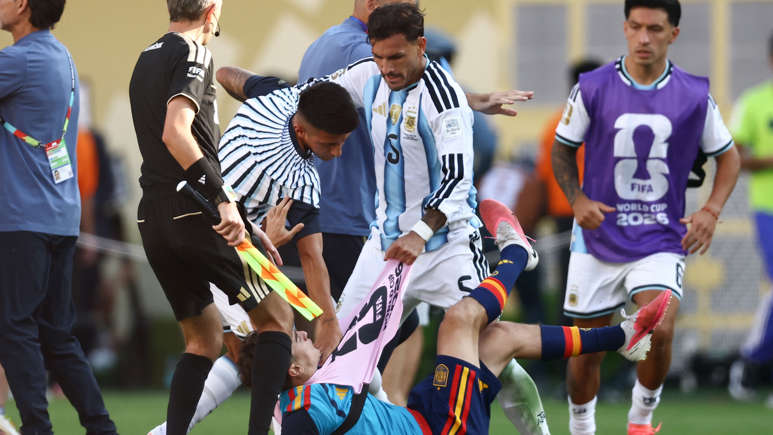 Ex-jogador da seleção inglesa: O comportamento da Argentina é repugnante e Messi é uma exceção
