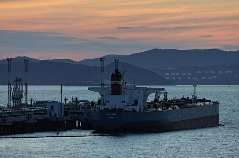 Petróleo cai US$1 com escalada de guerra comercial entre EUA e China