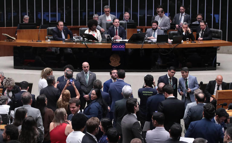 Quem são os 22 deputados que votaram contra o fim da escala 6×1