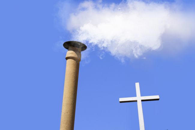 Igreja tem novo papa; fumaça branca sai da chaminé da Capela Sistina