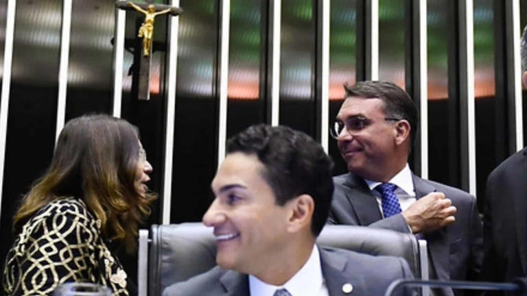 Flávio Bolsonaro negocia vaga no STF para bispo da Universal em troca de apoio dos Republicanos