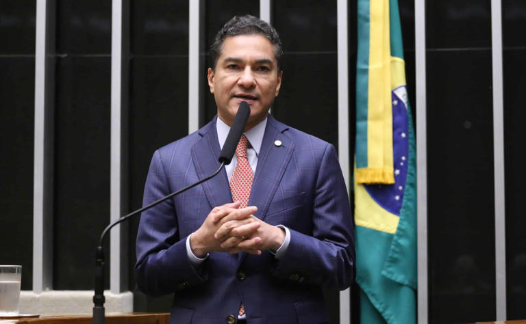 A promessa de Flávio Bolsonaro ao partido da Universal em troca do apoio no primeiro turno