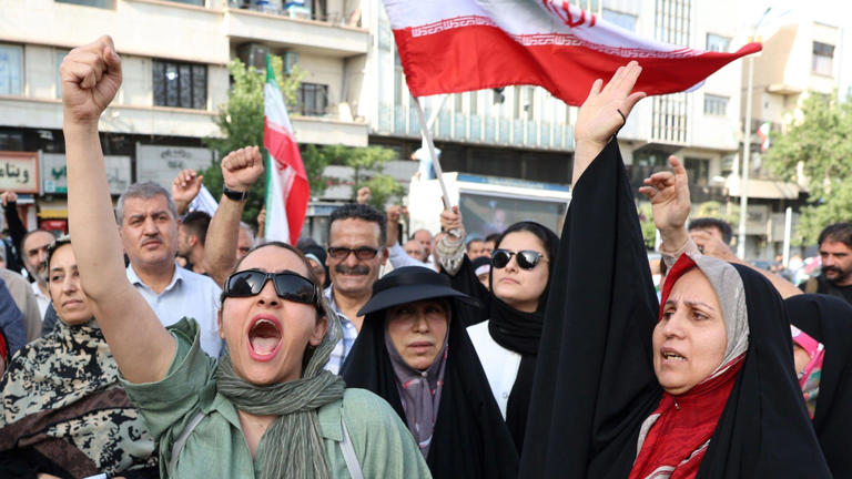 'Paralisados e pegos de surpresa': a reação de iranianos após ataques dos EUA