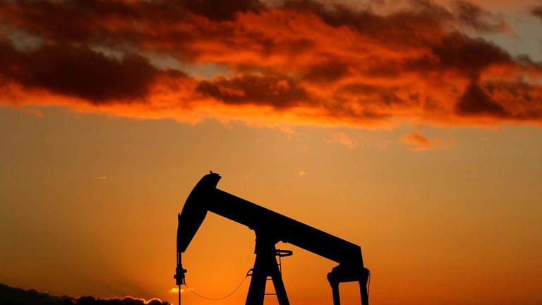 Petróleo fecha em queda de 2,5%, com temor por tarifas, Irã e Fed