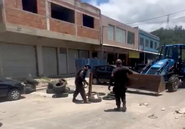 Castro inicia retirada de barricadas em comunidades do Rio e ameaça: ‘se voltar, vai ter operação’