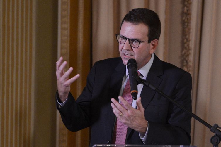 Paes toma posse no Rio e promete regularização de contas e gastos