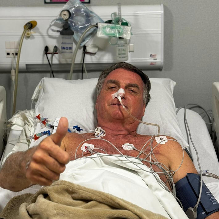 Bolsonaro posta foto em hospital, diz que teve complicações no intestino e descarta nova cirurgia