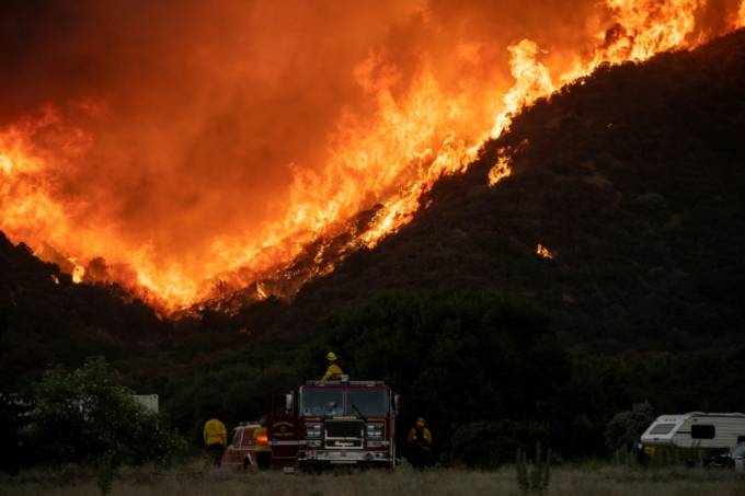 Incêndio atinge Los Angeles e força saída de 7,8 mil moradores