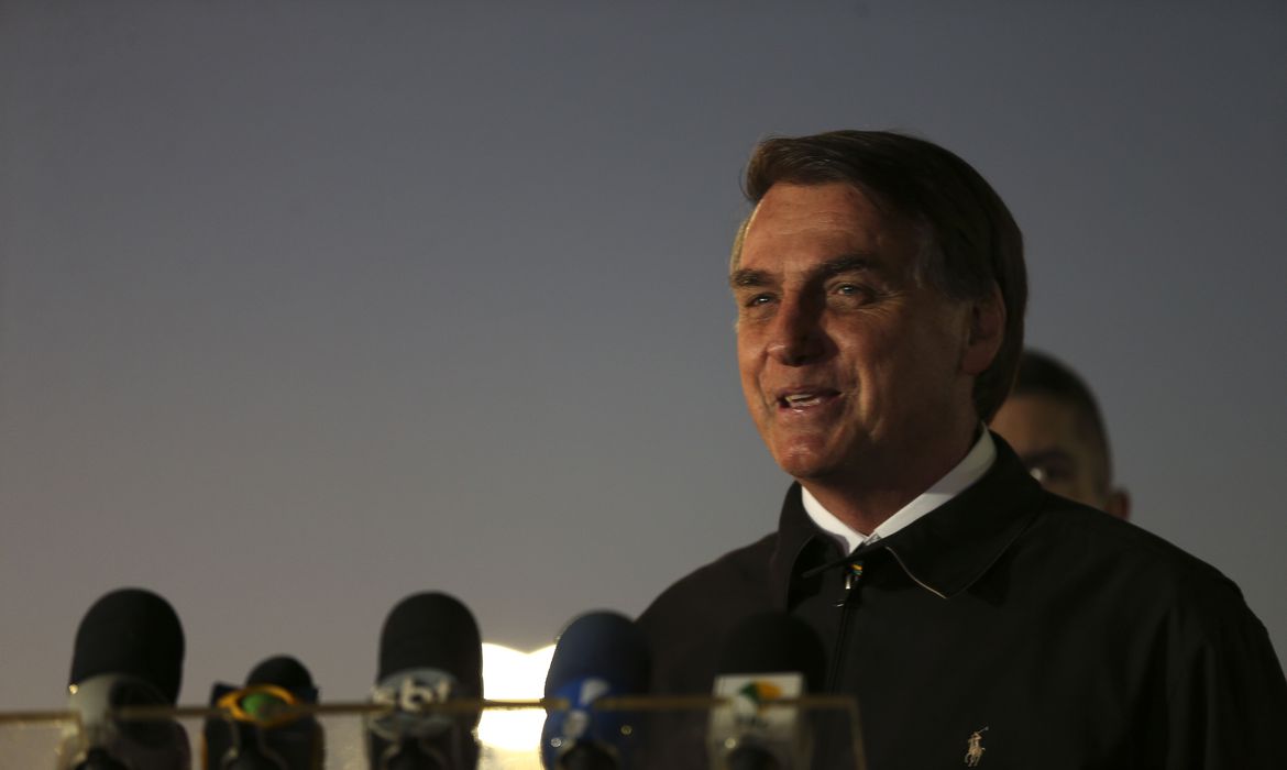 Bolsonaro diz que projeto de fake news limita liberdade de expressão