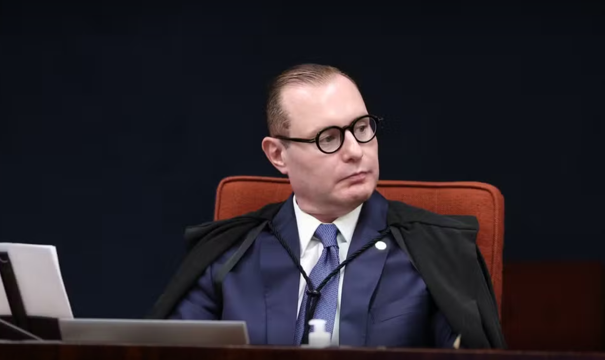 Zanin manda PF entregar ao seu gabinete cópia de todo celular de Vorcaro até as 23h deste domingo