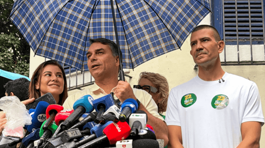 Flávio Bolsonaro afirma que esperança virou medo após votar no Rio