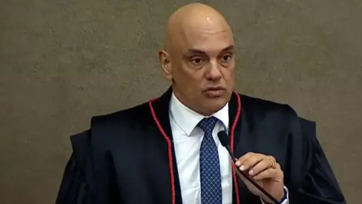 Moraes desembarca ao lado da esposa em jatinho vinculado a Vorcaro