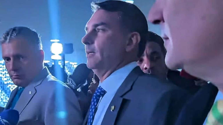 Vídeo – Flávio Bolsonaro perguntado sobre o que será de sua campanha: “Cadê o Lulinha?”
