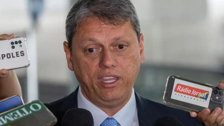 Tarcísio, que agiu para impedir tributação de bets, tributa gorjetas de garçons em SP