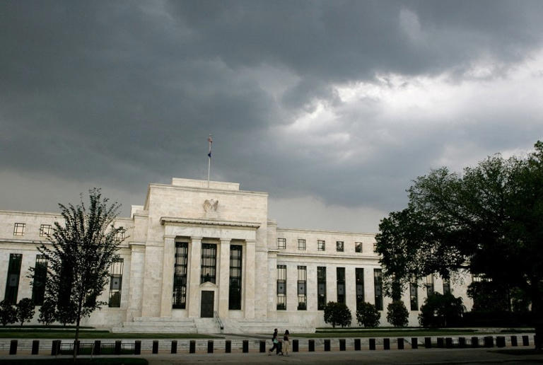 Fed mantém juros inalterados e vê desaceleração do PIB e alta temporária da inflação