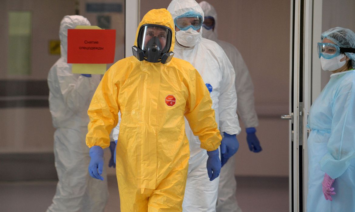 Médicos serão vacinados contra covid-19 em duas semanas na Russia