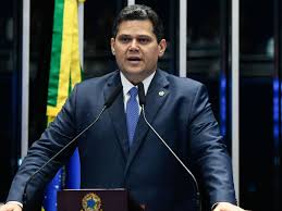Alcolumbre assume comando do Senado