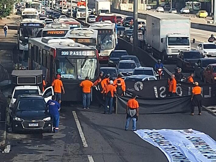 Empregados demitidos da Refit fazem protesto e fecham principal via de acesso ao Rio